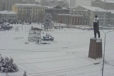 Главную елку Саратова разбирают на Театральной площади