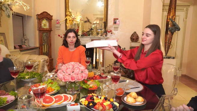 Доктор пригласила на праздничный ужин своих бывших учеников  | Источник: Доктор Малышева / Vk.com