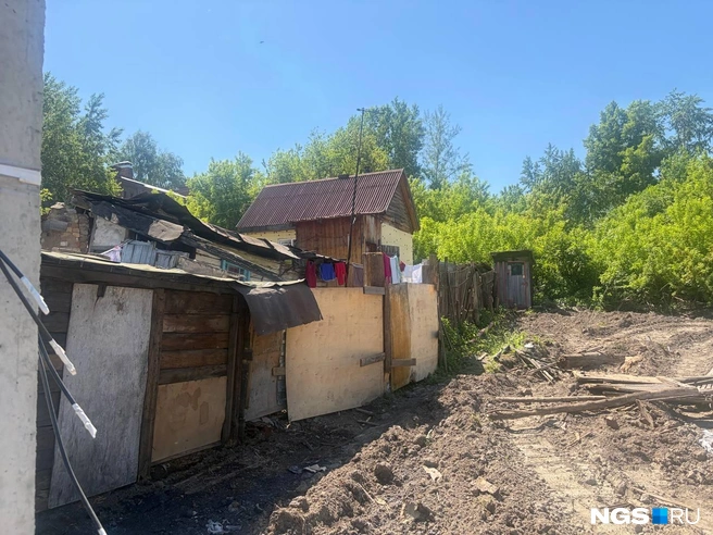 На соседней улице все дома снесли, кроме двух рядом стоящих. В них и сегодня, очевидно, живут люди | Источник: Настасья Медведева / NGS.RU