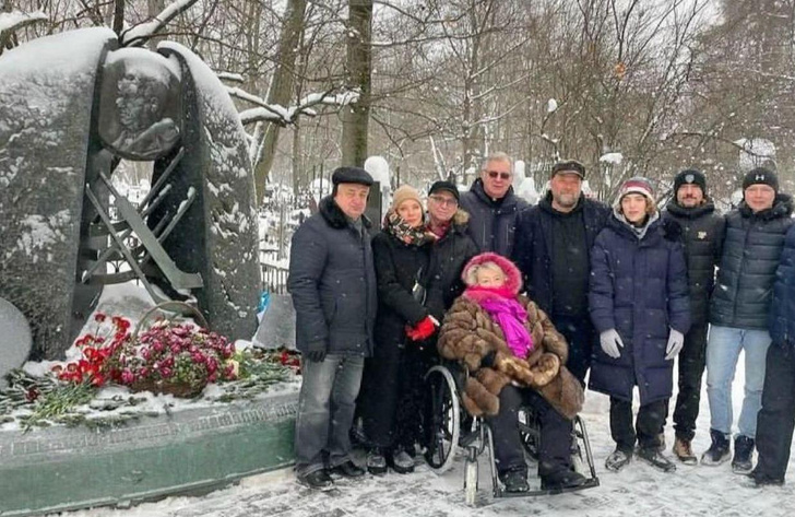 Татьяна Тарасова приехала на кладбище в инвалидной коляске: «Папе исполнилось бы 105 лет»