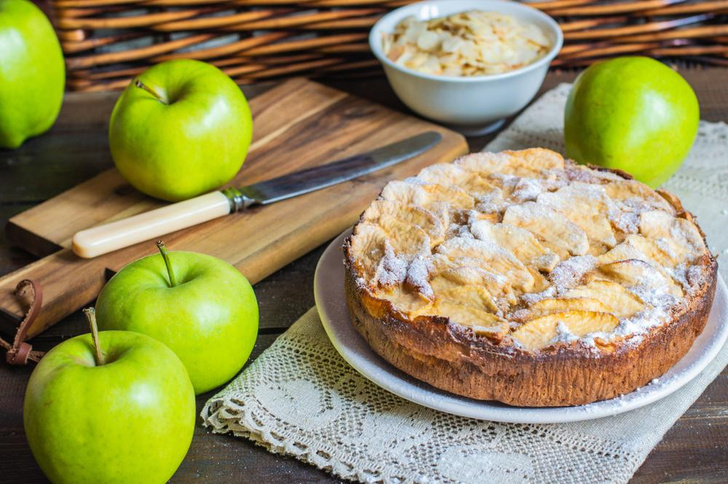 Теплая шарлотка с яблоками и корицей: самый осенний рецепт