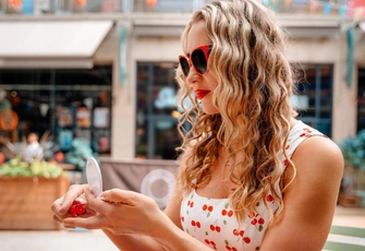 «Я в отношениях, но хочу нравиться и другим мужчинам. Это просто флирт или низкая самооценка?»