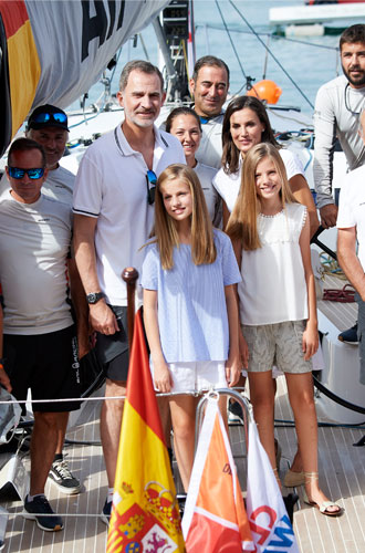 Как королевская семья Испании проводит летние каникулы