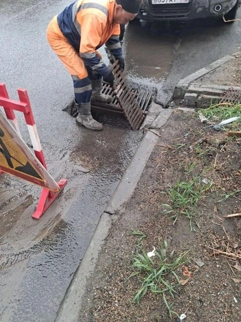 А еще прочищали ливнёвки… | Источник: Город Иркутск / T.me