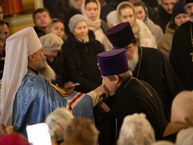 Митрополит Никодим совершил Божественную литургию. | Источник: Андрей Бортко / NGS.RU