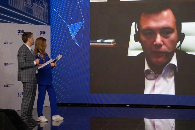 Денис Сотин, старший вице-президент по информационным технологиям и цифровой трансформации бизнеса Банка «Ренессанс Кредит» (онлайн) и ведущие GIS DAYS-2021 Людмила Ширяева и Роман Герасимов | Источник: Алексей Рожнов