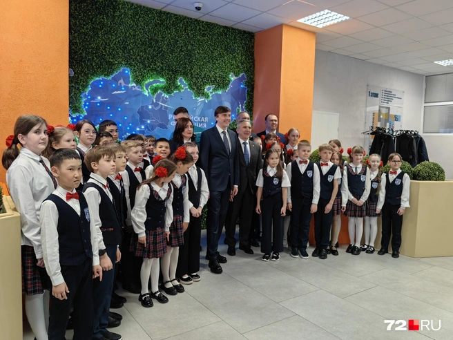 Министр просвещения РФ сфотографировался с учениками  | Источник: Юлия Мальцева / 72.RU