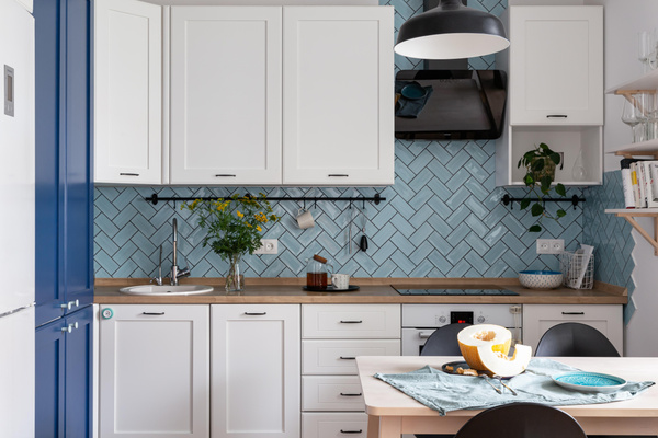 Синий фартук на кухне: 20 примеров | myDecor