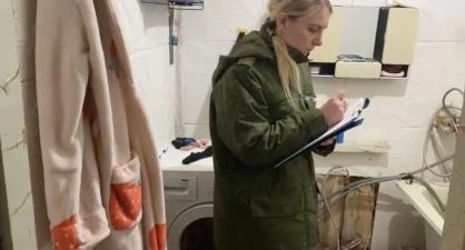 Следователи работают на месте убийства ребенка. Всё произошло дома у родного отца девочки | Источник: Следственный комитет по Красноярскому краю и Хакасии