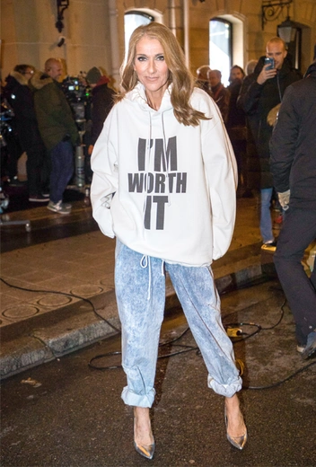 Певица в образе от стилиста Лоу Роач, январь 2019 года