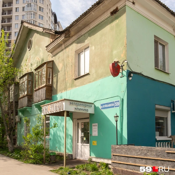 … а эту двухэтажку не так давно покрасили. Правда, только первый этаж | Источник: Василина Любимова / 59.RU