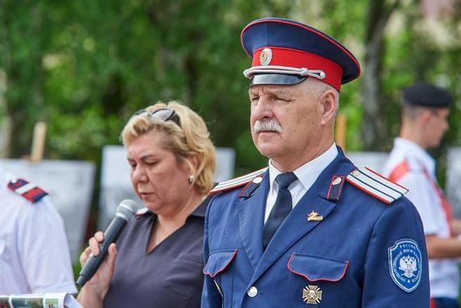 Уголовное дело по факту до сих пор не заведено, а директор Виталий Бобыльченко и заместитель Ирина Чертова продолжают руководить казачьим кадетским корпусом | Источник: Baklanov-korpus.ru