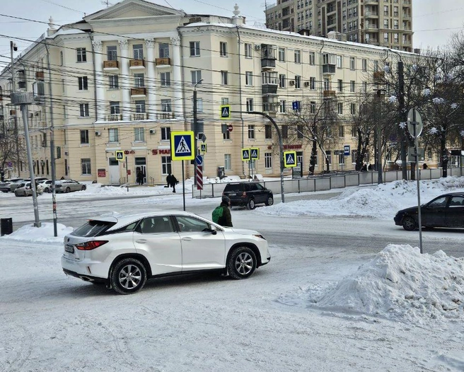 Автор снимков у ДК железнодорожников добавляет: «Машины выезжают через пешеходный переход и сигналят пешеходам» | Источник: читатель 74.RU