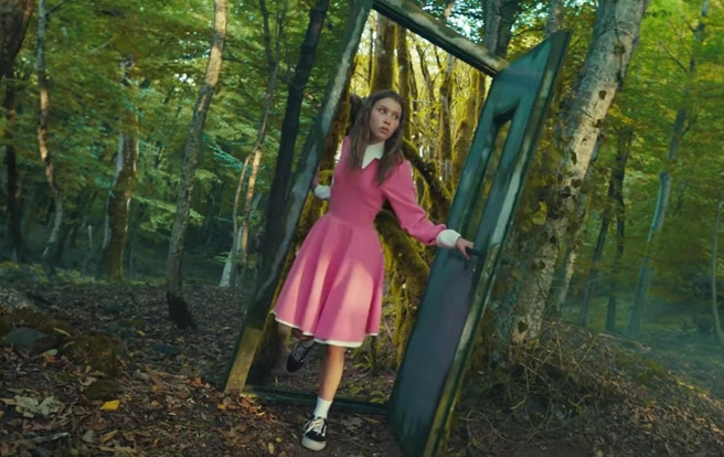 В Страну чудес Алиса попадает случайно | Источник: Скриншот трейлера фильма «Алиса в Стране чудес»