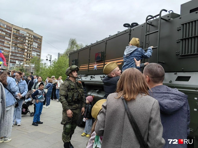 Этому мальчику разрешили забраться по лестнице на крышу. Видели бы вы, сколько счастья ему это принесло. Шалость удалась!  | Источник: Юлия Мальцева/ 72.RU