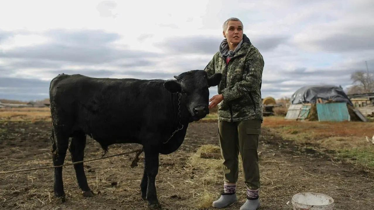 «Меня называют ненормальной»: россиянка вернулась из Германии в родную деревню и завела хозяйство