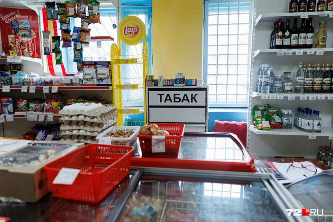 В селе есть магазин. Продукты сюда привозят по определенным дням, и жители собираются, чтобы закупиться молочкой и другими важными товарами | Источник: Ирина Шарова / 72.RU