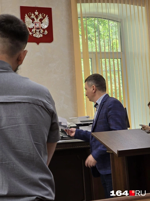 Защитник обвиняемого изучает приложенные к делу документы | Источник: Семен Коротов-Майбах / 164.RU