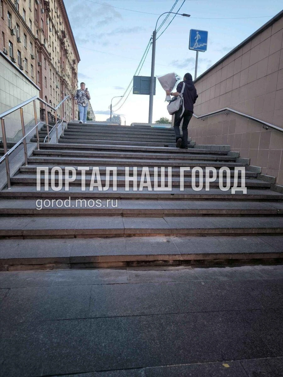 Пешеходный переход разваливается | Источник: gorod.mos.ru