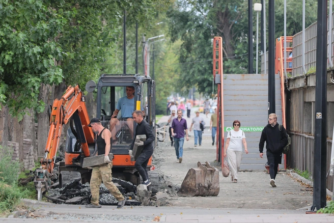 Горожан происходящее явно удивляет | Источник: Наталья Лапцевич