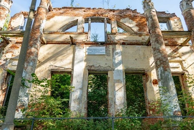 Здание-памятник в центре парка продадут за рубль