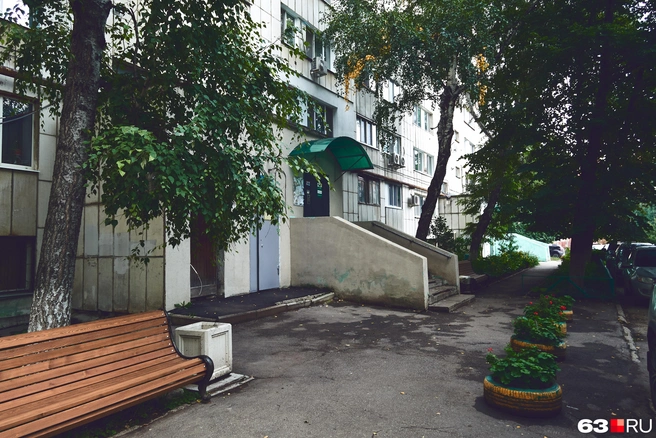 В клумбах пестрят цветы, дети веселятся, бабушки гуляют | Источник: Роман Данилкин / 63.RU
