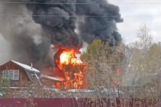 Появилось видео с места пожара на складах в Мочище: смотрим на языки пламени вблизи | Источник: Читатель НГС