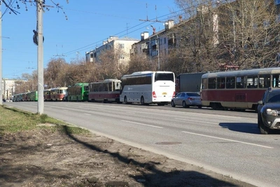 «В трамвае советуют выходить»: все подъезды к ЖБИ в пробке