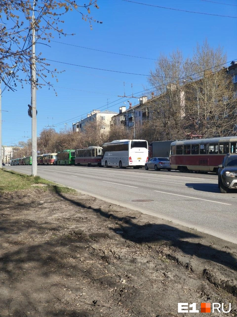 Пассажирам предлагают выходить и идти пешком | Источник: читательница E1.RU