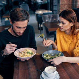 Никакой романтики: 7 продуктов, которые нельзя есть до и во время свидания — вечер будет испорчен