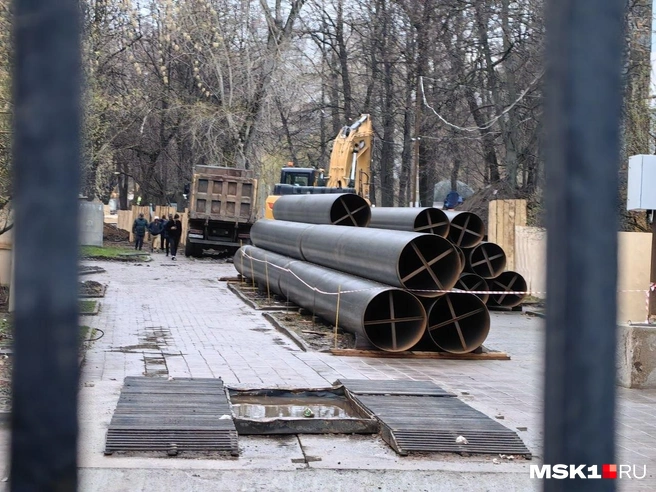 Трубы лежат на плитке | Источник: Дмитрий Бондарев / MSK1.RU