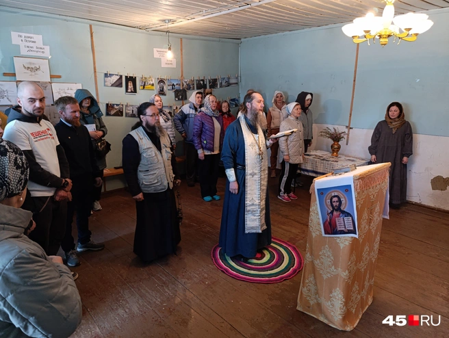 Молебен отслужил наместник Далматовского Успенского монастыря игумен Варнава | Источник: Надежда Тихомирова / 45.RU
