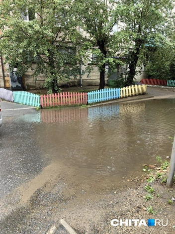 Пройти к пешеходному переходу крайне сложно | Источник: местный житель
