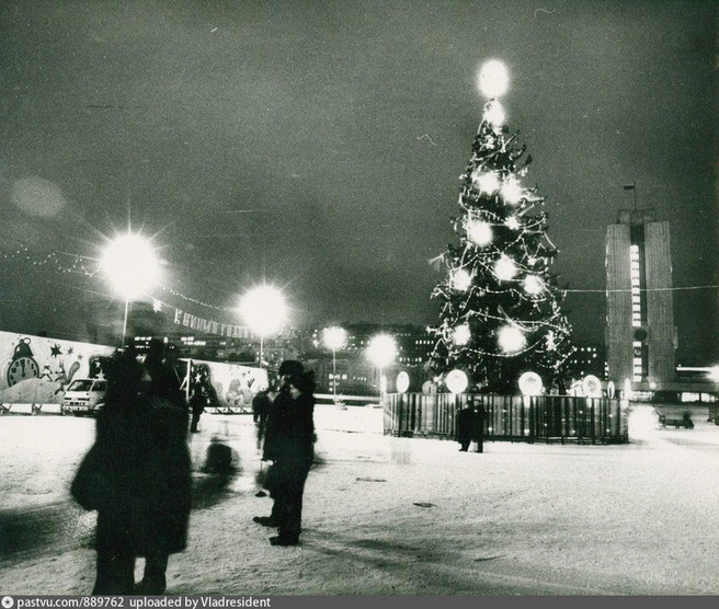 Довольно скромная, но очень душевная площадь в канун 1995 года | Источник: pastvu.com