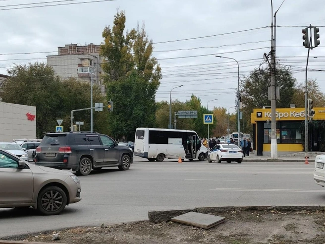 Маршрутка уничтожила кроссовер в аварии на оживленном перекрестке в центре Волгограда | Источник: Мария Умнова / V1.RU