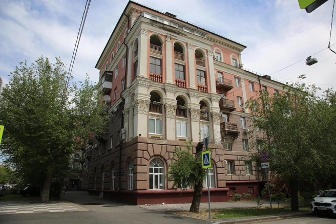Жители дома уже много лет опасаются за свою безопасность и безопасность детей | Источник: Константин Завриков / V1.RU