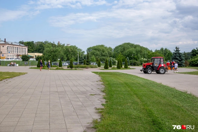 За газонами в парке следят. Их ровняет спецтехника | Источник: Кирилл Поверинов / 76.RU