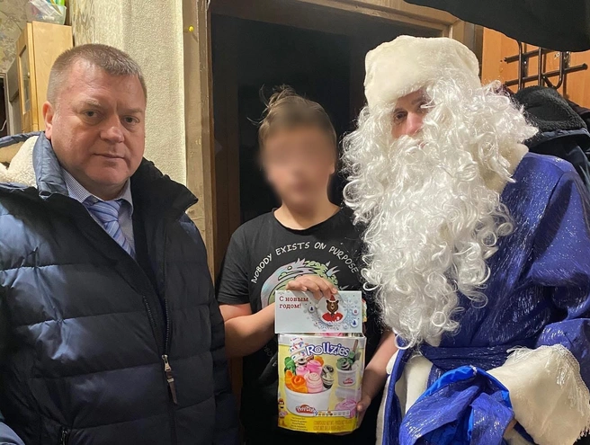 Глава управы Юрий Озеров подарил подростку сладкий набор на Новый год | Источник: Управа района Выхино-Жулебино / Facebook (деятельность запрещена в РФ)