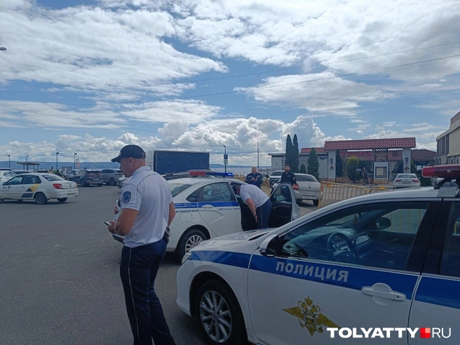 Въезд к лодочной станции оцепила полиция. Машины внутрь не пускают, но пешком мы прошли | Источник: Юлия Дроглева
