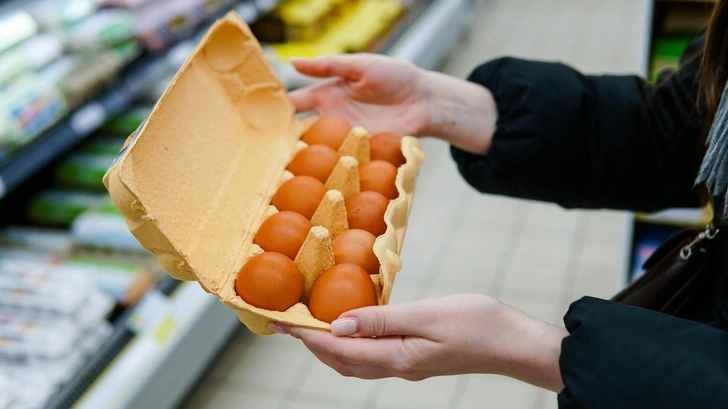 Почему куриное яйцо круглое с одного конца и острое с другого и как это влияет на срок хранения | Источник: iStock/Hleb Usovich