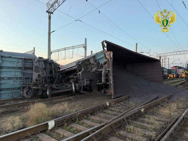 В Оренбургской области сошли с рельсов вагоны с железорудным материалом | Источник: Уральская транспортная прокуратура