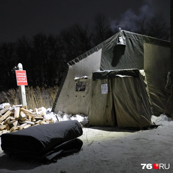 Всем присутствующим предлагают погреться в теплой палатке | Источник: Артем Бауман / 76.RU