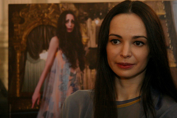 Диана Вишнева на фоне своего фотографического портрета
