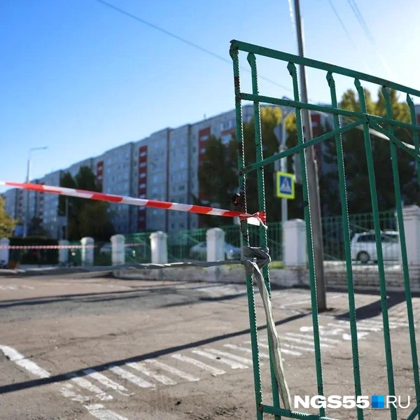 Въезд на территорию перекрыли тросом и лентой, а мусор уже убрали | Источник: Евгений Софийчук / NGS55.RU