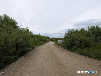 А вот и второй путь к цивилизации. Именно здесь мэрия должна построить дорогу | Источник: Алина Ринчино / «ИрСити»