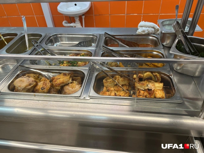 Для каждого мяса свои щипцы | Источник: Андрей Бирюков / UFA1.RU