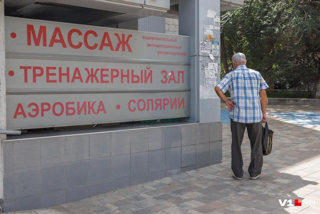 Интересно, что так заинтересовало дедушку? | Источник: Алексей Волхонский / V1.RU