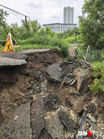 В Разгуляе провалился проход к Трамвайному мосту | Источник: Василина Любимова / 59.RU 