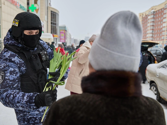 Женщины реагировали с приятным удивлением и благодарили военнослужащих за внимание. | Источник: Александр Ощепков / NGS.RU
