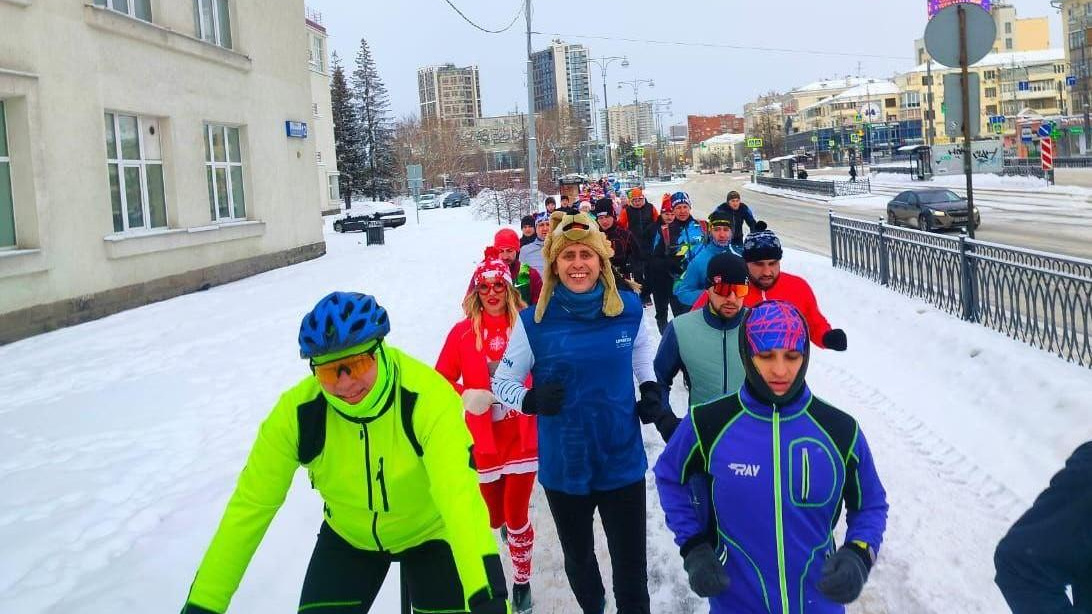 Екатеринбуржцы поели оливье и выпили шампанского, а потом куда-то побежали